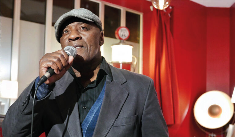 Slam. Aimé Nouma prend le train et perd le nord avec humour 2 Slam. Aimé Nouma prend le train et perd le nord avec humour