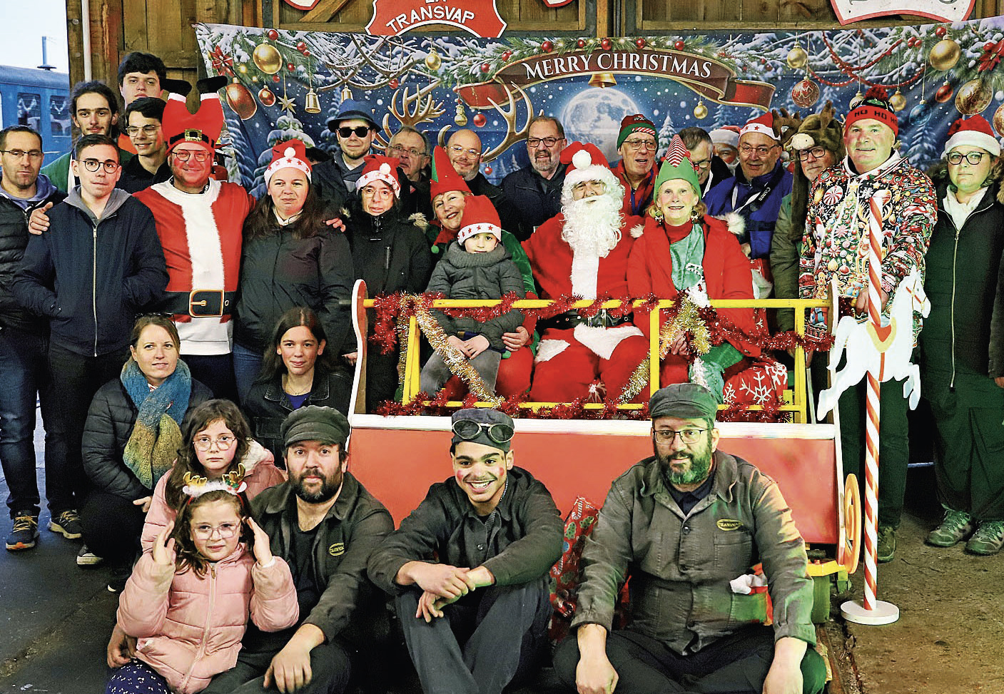 Chez la Transvap, le train du père Noël a fait des heureux 2 Après son arrivée à Beillé en vélorail, le père Noël entouré de bénévoles de la Transvap, et d’enfants accompagnés de leurs parents.