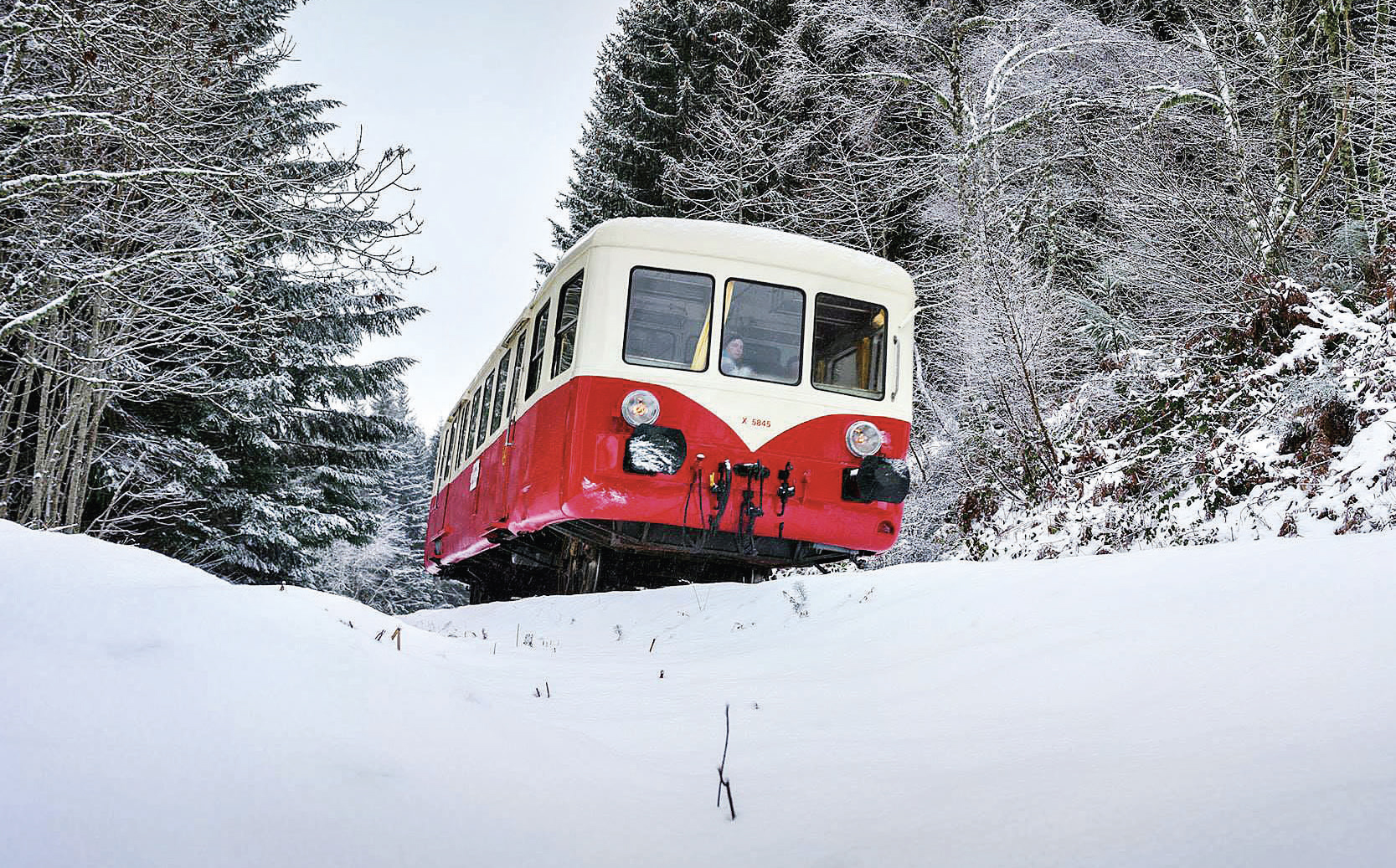 Dans le Puy-de-Dôme, les chantiers en cours de l'ATSF 1 L’autorail X 5845 de l’ATSF qui a été restauré par les bénévoles de l’Amicale.