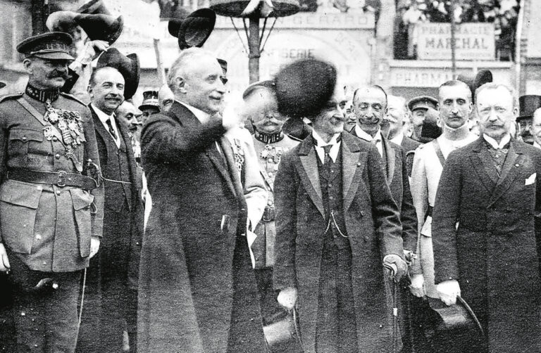 France Inter. Comment la chute d'un train de Paul Deschanel a occulté sa modernité 4 Paul Deschanel à Dinant en août 1919.