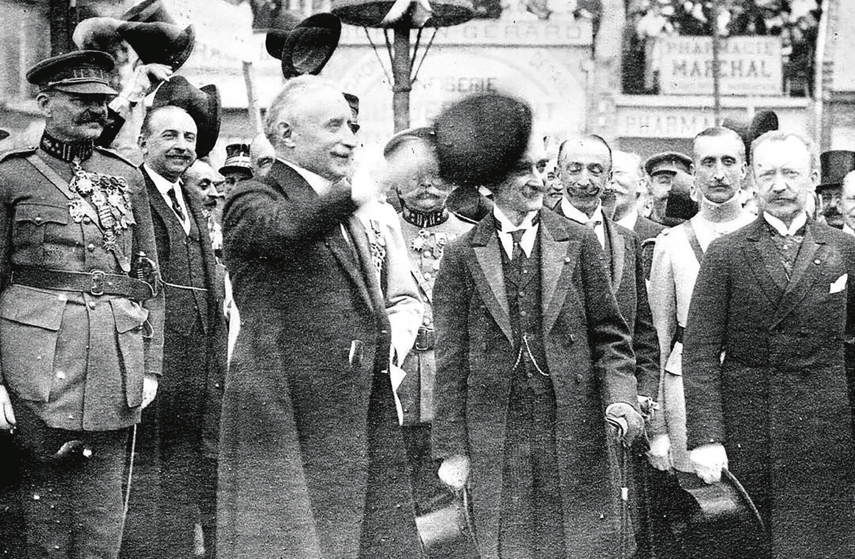 France Inter. Comment la chute d'un train de Paul Deschanel a occulté sa modernité 1 Paul Deschanel à Dinant en août 1919.
