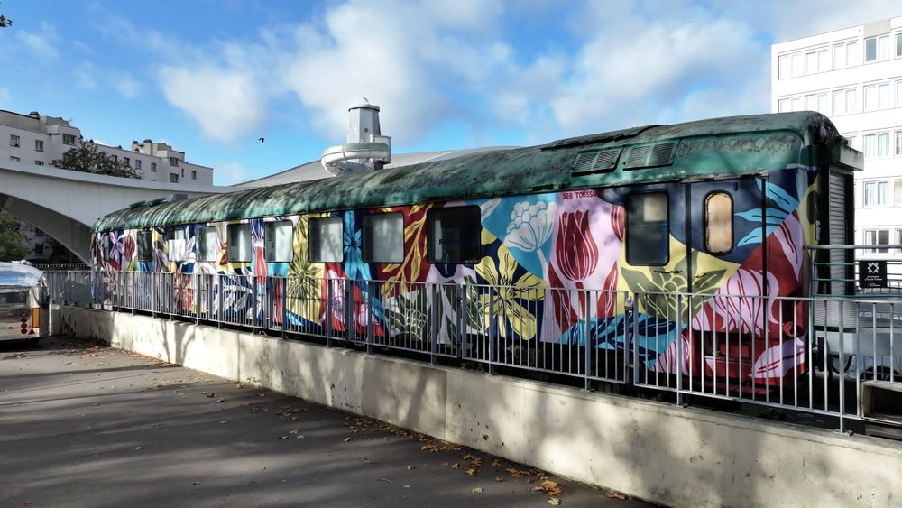 À Saint-Denis, une expo-vente à bord du Wagon des Dionysiaques 1 Wagon des Dionysiaques