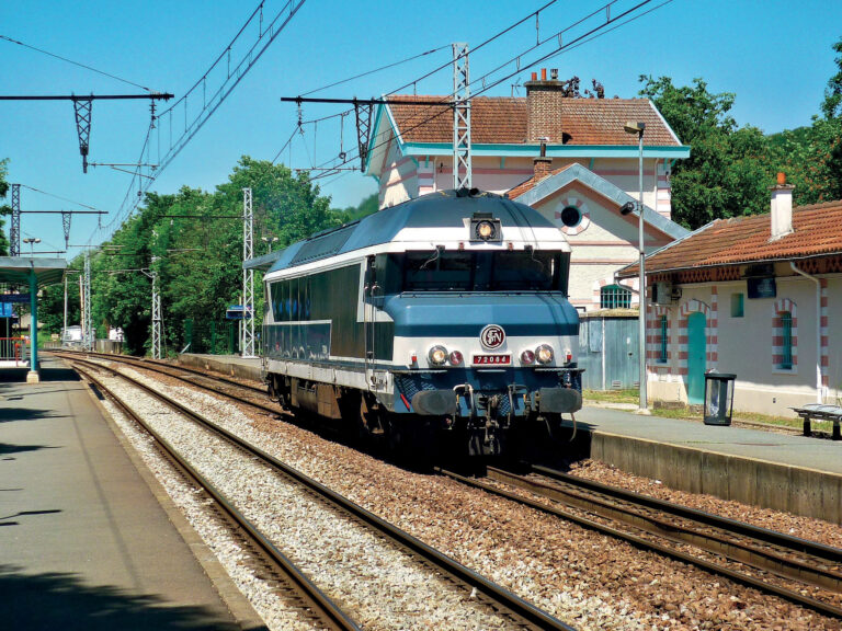 Le 11 avril, destination Montluçon avec l'APPMF 2 Le train sera tracté par la CC 72084 des années 1970, qui est la seule à avoir conservé sa livrée bleue d’origine. © APPMF