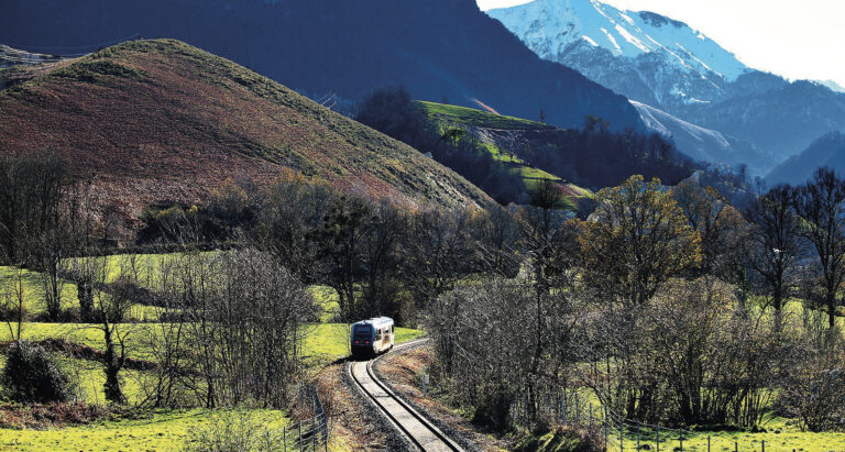 Le Canfranc, chemin de fer d'avenir 8 Rouvrir le Canfranc assure le transport de fret et de passagers sur toutes les échelles de distance en appliquant l’impératif de décarbonation.