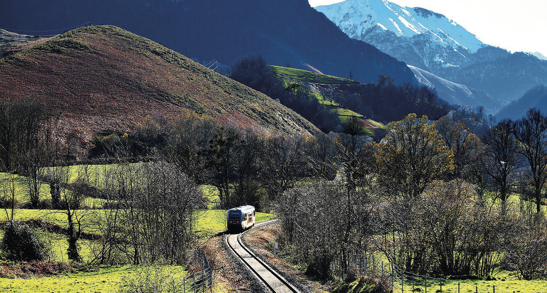 Le Canfranc, chemin de fer d'avenir 1 Rouvrir le Canfranc assure le transport de fret et de passagers sur toutes les échelles de distance en appliquant l’impératif de décarbonation.