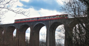L'X 4300-4500 roule sur le viaduc de la ligne Lyon Saint-Paul – Tassin-l'Arbresle-Sain Bel à la sortie de Lentilly (Rhône).