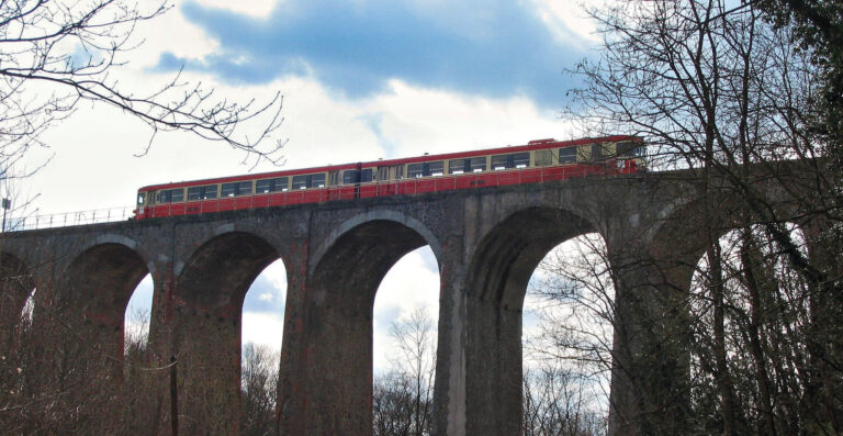 Histoire. Une expo pour les 150 ans de la ligne Lyon Saint-Paul – Montbrison 2 L'X 4300-4500 roule sur le viaduc de la ligne Lyon Saint-Paul – Tassin-l'Arbresle-Sain Bel à la sortie de Lentilly (Rhône).