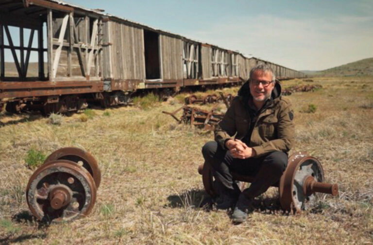 France 5. Des Trains pas comme les autres en Argentine 2 Philippe Gougler dans un cimetière de trains argentins.