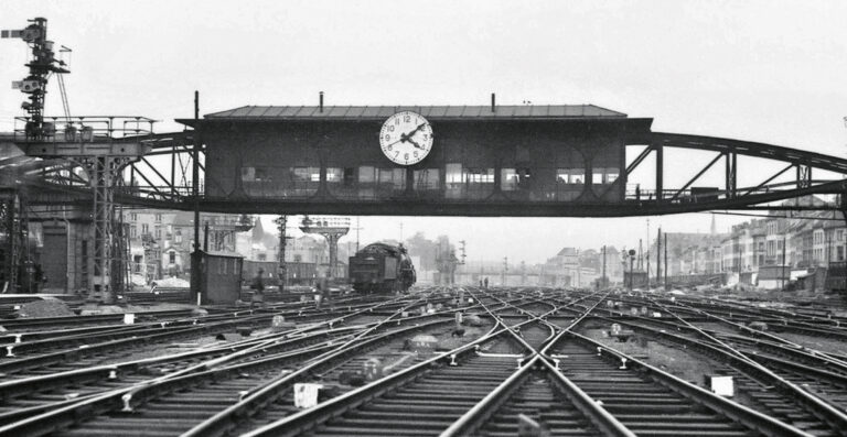 Belgique. SNCB, le programme du centenaire de la compagnie ferroviaire 4 La cabine de signalisation de Bruxelles-Nord en 1934.