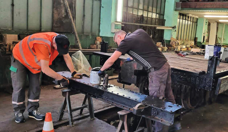 Patrimoine. Un trio d’acteurs mobilisés pour la gare de l’ancien Chemin de fer de la Mure 2 Des bénévoles de l’association Les Rails du Drac à l’oeuvre pour peindre les éléments d’un wagon plat de 1930 restauré par leurs soins.