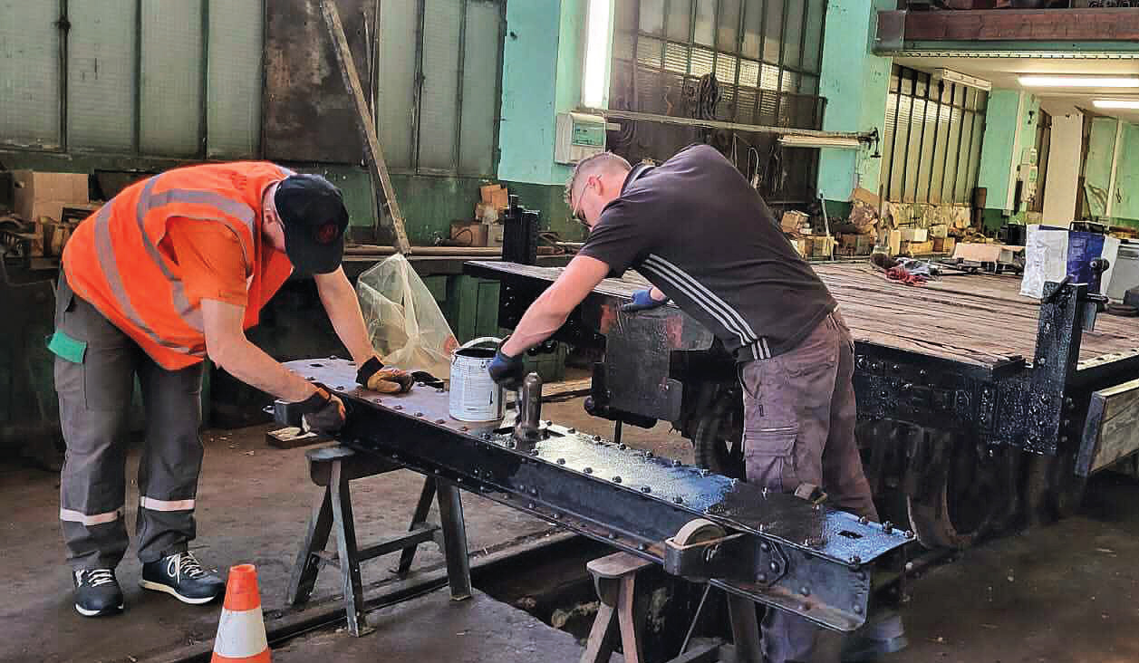Patrimoine. Un trio d’acteurs mobilisés pour la gare de l’ancien Chemin de fer de la Mure 1 Des bénévoles de l’association Les Rails du Drac à l’oeuvre pour peindre les éléments d’un wagon plat de 1930 restauré par leurs soins.