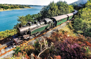 Tractée par la locomotive 141 TB 424, la Vapeur du Trieux emmène ses passagers au coeur de paysages sauvages et intacts.