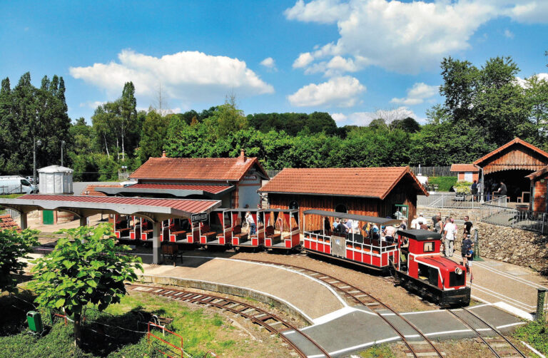 Le Train de Semur-en-Vallon prêt pour une nouvelle saison 6 Située dans la campagne sarthoise, la gare Decauville du train touristique de Semur-en-Vallon.