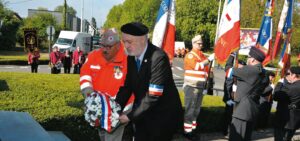 Jean-Paul Caron, président de la section de Béthune de la FNCAC, déposant une gerbe au monument aux morts