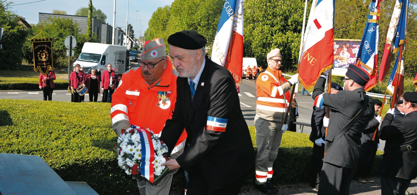 FNCAC. A Béthune, hommage aux cheminots victimes des bombardements du 27 avril 1944 1 Jean-Paul Caron, président de la section de Béthune de la FNCAC, déposant une gerbe au monument aux morts