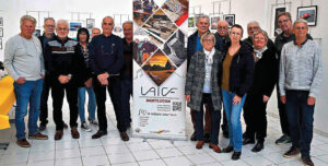 Les membres du Club Photo Dunlop SNCF lors de l'exposition de leurs travaux sur le thème de l'alphabet.
