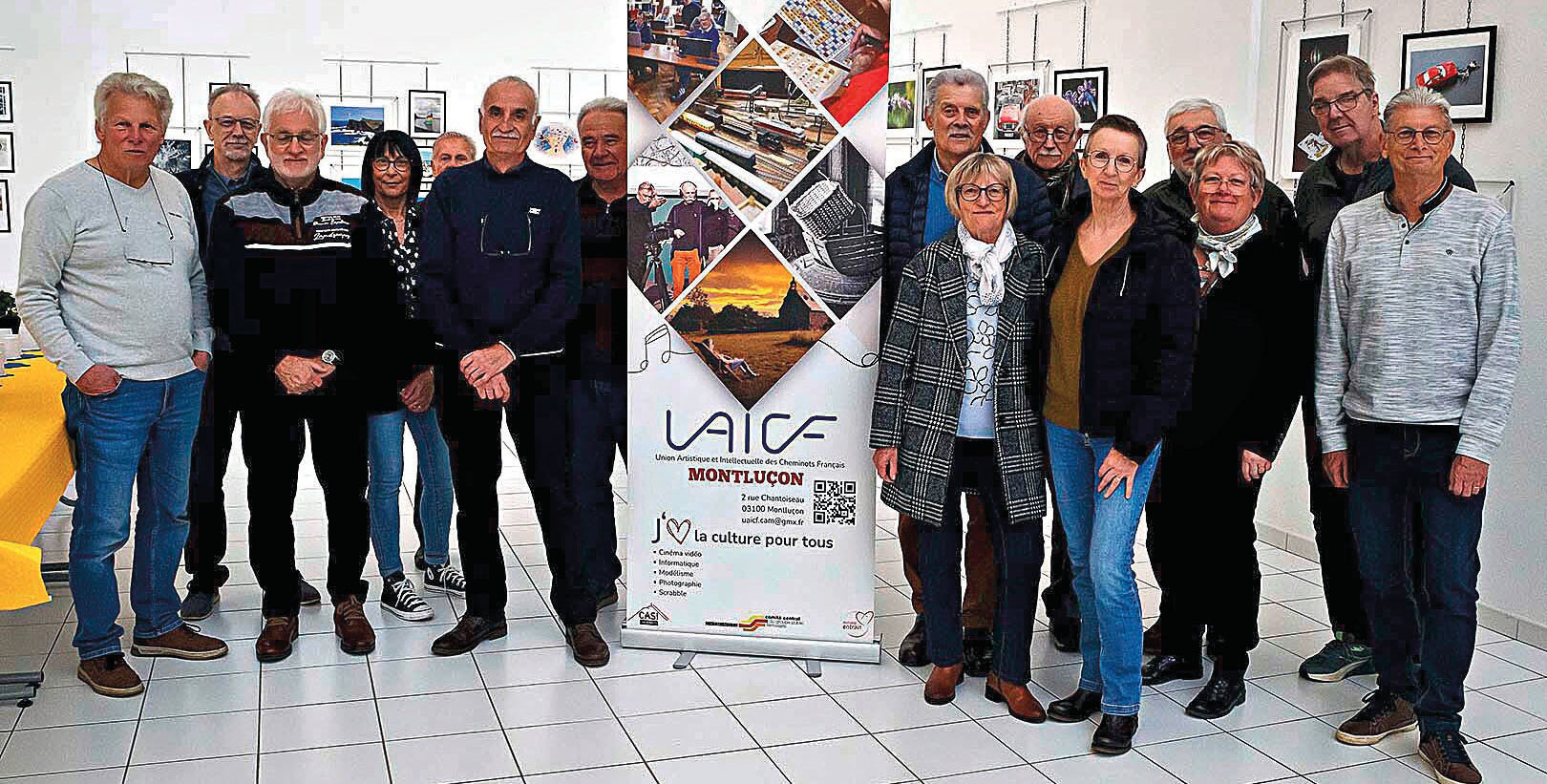 Club Photo Dunlop SNCF. Un alphabet artistique de A à Z 1 Les membres du Club Photo Dunlop SNCF lors de l'exposition de leurs travaux sur le thème de l'alphabet.