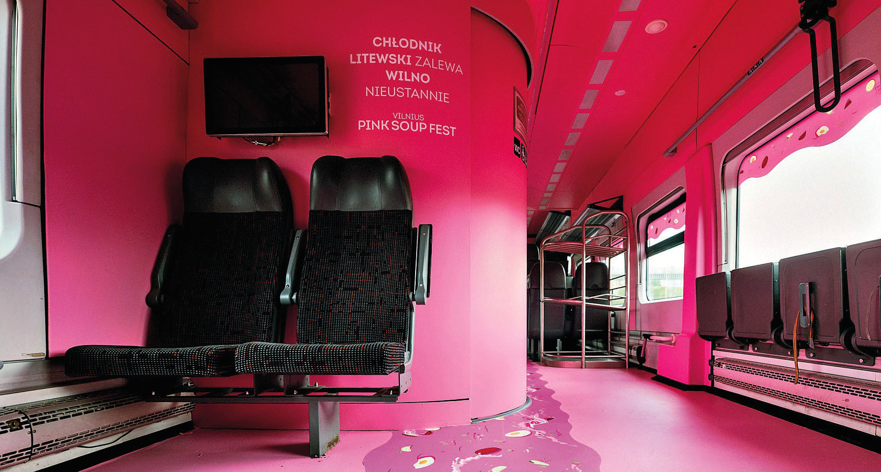 Lituanie. Le "Train de la soupe rose" rend hommage à une spécialité de Vilnius 1 Décoration intérieure du Train de la soupe rose.