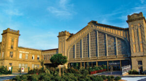 Typique de l’Art Déco, l’ancienne gare maritime transatlantique de Cherbourg abrite la Cité de la Mer depuis 2002. OEuvre de l’architecte René Levavasseur, le bâtiment, inauguré en 1933, est classé aux Monuments historiques. En 2022, il a été élu Monument préféré des Français dans l’émission diffusée sur France 3 et présentée par Stéphane Bern