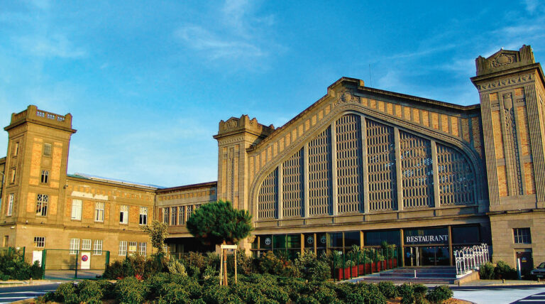 Patrimoine. Les mille et une vies de la gare maritime de Cherbourg 2 Typique de l’Art Déco, l’ancienne gare maritime transatlantique de Cherbourg abrite la Cité de la Mer depuis 2002. OEuvre de l’architecte René Levavasseur, le bâtiment, inauguré en 1933, est classé aux Monuments historiques. En 2022, il a été élu Monument préféré des Français dans l’émission diffusée sur France 3 et présentée par Stéphane Bern