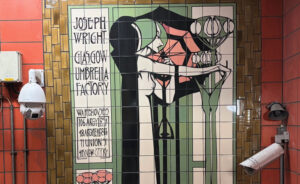 L'hommage à l'artiste britannique accueille les voyageurs de la gare centrale de Glasgow.
