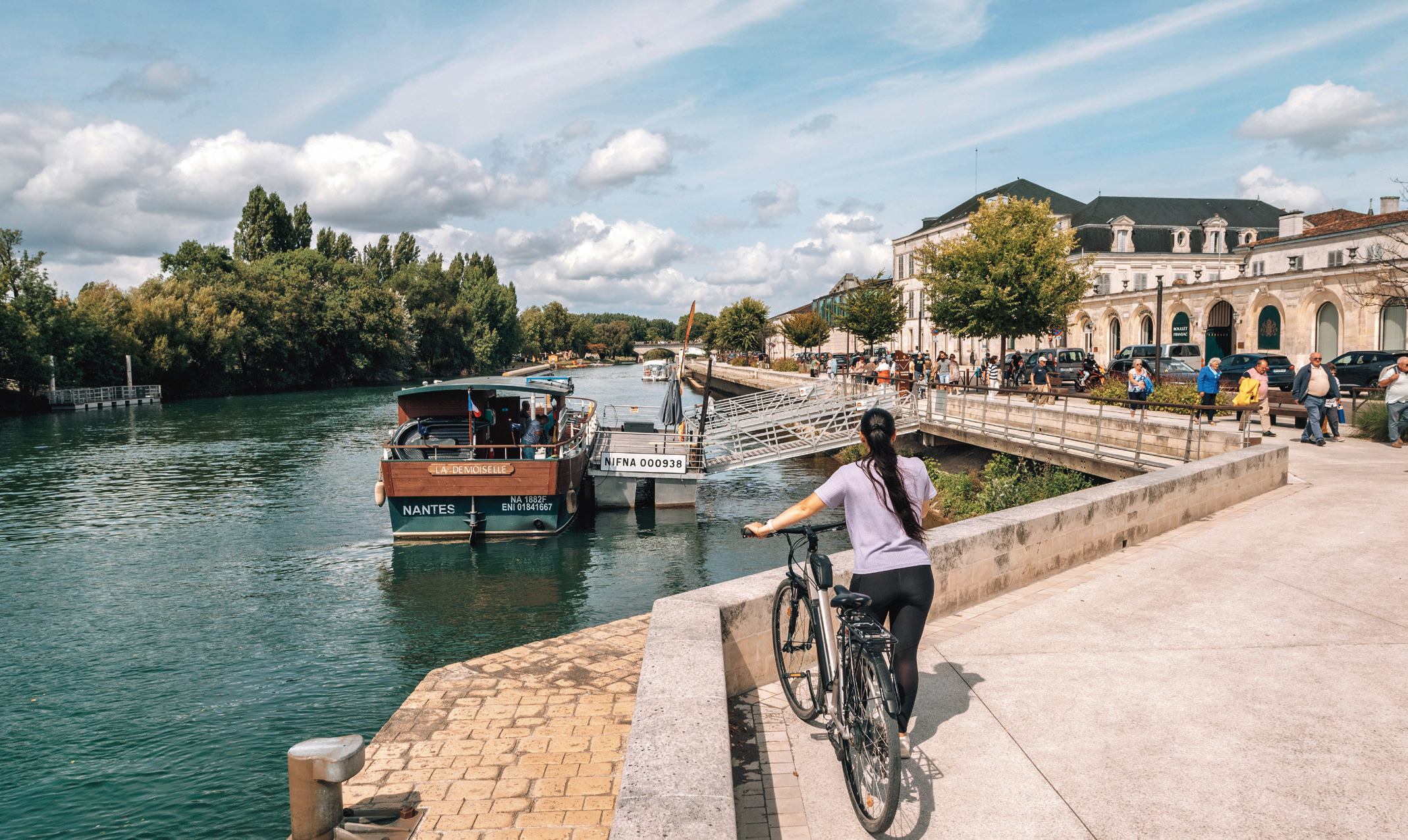 Spécial été. À vélo au fil de l'eau en Charente 1 La Flow Vélo traverse Cognac, ville où François Ier a vu le jour. Cette étape se savoure en pédalant mais pas seulement : on peut visiter les meilleures caves et distilleries de cognac, cette eau-de-vie réputée dans le monde entier.