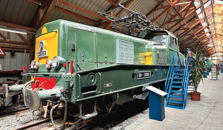 Patrimoine. Appel à la mobilisation pour la locomotive BB 12120 2 La BB 12120 exposée au musée du Chemin de fer à vapeur des 3 Vallées à Treignes en Belgique. Faute de place, le musée ne peut la conserver et la machine est menacée de partir à la ferraille. Dans un premier temps, l’AAPSL doit récolter 30 000 euros pour pouvoir la rapatrier en France par la route et la faire expertiser.