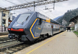 En septembre 2025, une rame Rock Hitachi assurant un service Bardonecchia – Torino Porta Nuova, stationnée en gare de Bardonecchia, dans le Piémont en Italie. Ce type de matériel roulant pourrait être utilisé pour la future liaison régionale entre la Savoie et le Piémont présenté dans le Livre Blanc. ©