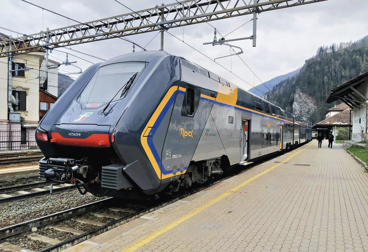Transports. Un Livre Blanc en faveur d'une desserte régionale entre la France et l'Italie 1 En septembre 2025, une rame Rock Hitachi assurant un service Bardonecchia – Torino Porta Nuova, stationnée en gare de Bardonecchia, dans le Piémont en Italie. Ce type de matériel roulant pourrait être utilisé pour la future liaison régionale entre la Savoie et le Piémont présenté dans le Livre Blanc. ©