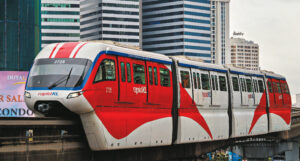 France 5. À la découverte des trains pas comme les autres de Malaisie 2 Le monorail de Kuala Lumpur. Page de droite : Philippe Gougler visite le Colmar Tropical. (Crédit : © SBS)