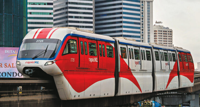 France 5. À la découverte des trains pas comme les autres de Malaisie 14 Le monorail de Kuala Lumpur. Page de droite : Philippe Gougler visite le Colmar Tropical. (Crédit : © SBS)