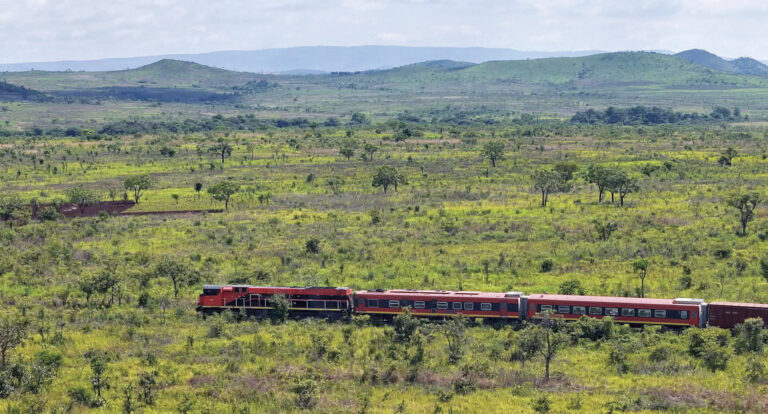 France 5. Des trains pas comme les autres en Angola pour débuter une nouvelle saison 10 Un train de la compagnie ferroviaire angolaise