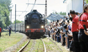 Le 6 juin, venue de Bordeaux, la 141 TD 740 du Conservatoire Ferroviaire Territoires Limousin Périgord fait une entrée triomphale dans la gare de Soulac-sur-Mer où l’attendait une foule immense