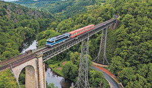 La CC 72084 tractant la Caravelle (l’X 4567) de l’Association du Train touristique du Centre-Var (ATTCV) et franchit ici le viaduc Eiffel de Rouzat, le plus haut des quatre ouvrages d’art de la ligne Gannat – Montluçon
