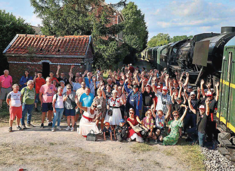 CFTVA. Au Festivallée, la 230 D 9 de 1908 et les pin-up des années 1950 font un tabac 4 La traditionnelle photo de groupe avec les bénévoles et les sympathisants du CFTVA, les pin-up d’Inclusive Ladies et des visiteurs.