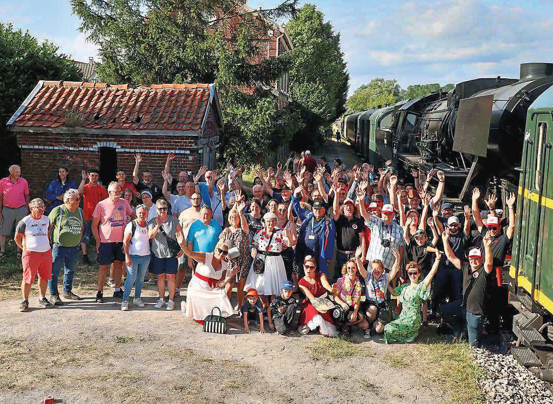CFTVA. Au Festivallée, la 230 D 9 de 1908 et les pin-up des années 1950 font un tabac 1 La traditionnelle photo de groupe avec les bénévoles et les sympathisants du CFTVA, les pin-up d’Inclusive Ladies et des visiteurs.