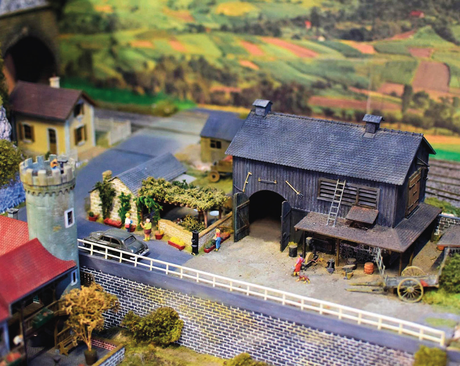 Modélisme. Le Palais de la Miniature a enfin rouvert ses portes dans le Bourbonnais 1 A Noyant-d’Allier, le Palais de la Miniature, on peut admirer une immense maquette – elle occupe une quarantaine de mètres carrés –, qui représente la vie quotidienne des habitants du village dans les années 1950. Ici, une des fermes de la campagne bourbonnaise