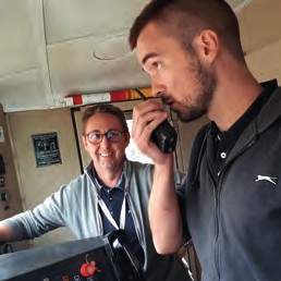 « Bienvenue à bord du Train de la Frite… Attention au départ ! » 12 Dans la cabine, Simon, conducteur à l’aller, avec Stéphane Pierret, cadre Traction SNCF. © Photos Anne Jeantet-Leclerc/Photorail/LVDR