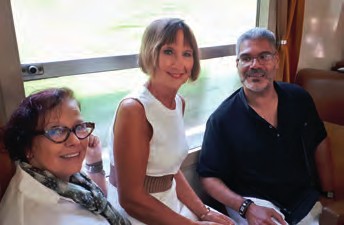« Bienvenue à bord du Train de la Frite… Attention au départ ! » 14 Sophia, Claudine et Jean-Marie, un trio de joyeux quinquas, fans des voyages de l’AAPSL. © Photos Anne Jeantet-Leclerc/Photorail/LVDR