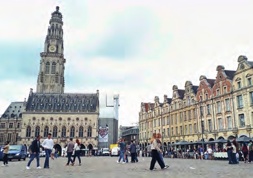 « Bienvenue à bord du Train de la Frite… Attention au départ ! » 16 Le beffroi d’Arras, de style gothique flamboyant (XVe siècle), place des Héros. © Photos Anne Jeantet-Leclerc/Photorail/LVDR