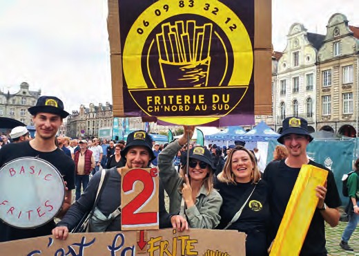 « Bienvenue à bord du Train de la Frite… Attention au départ ! » 17 Les supporters des compétiteurs avec leurs pancartes hautes en couleur. © Photos Anne Jeantet-Leclerc/Photorail/LVDR