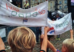 « Bienvenue à bord du Train de la Frite… Attention au départ ! » 19 Les supporters des compétiteurs avec leurs pancartes hautes en couleur. © Photos Anne Jeantet-Leclerc/Photorail/LVDR