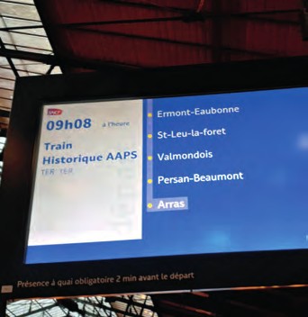 « Bienvenue à bord du Train de la Frite… Attention au départ ! » 4 Le Train historique de l’AAPSL affiché au départ de Paris-Nord, à 9h08. © Photos Anne Jeantet-Leclerc/Photorail/LVDR
