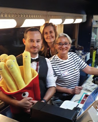 « Bienvenue à bord du Train de la Frite… Attention au départ ! » 7 Dans la voiture discothèque, Damien, Christine et Mira assurent le service au bar : boissons chaudes et fraîches, snacking et bonne humeur. © Photos Anne Jeantet-Leclerc/Photorail/LVDR