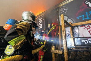 Petite Ceinture. Dans le XIIIᵉ arrondissement, un incendie détruit des voitures Corail