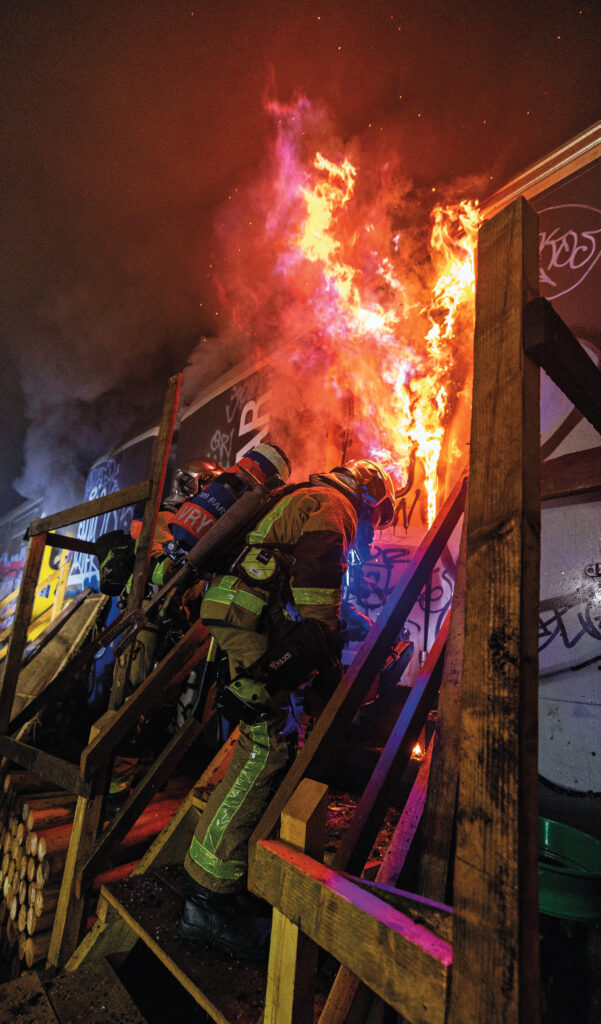 Petite Ceinture. Dans le XIIIᵉ arrondissement, un incendie détruit des voitures Corail 5 incendie petite ceinture