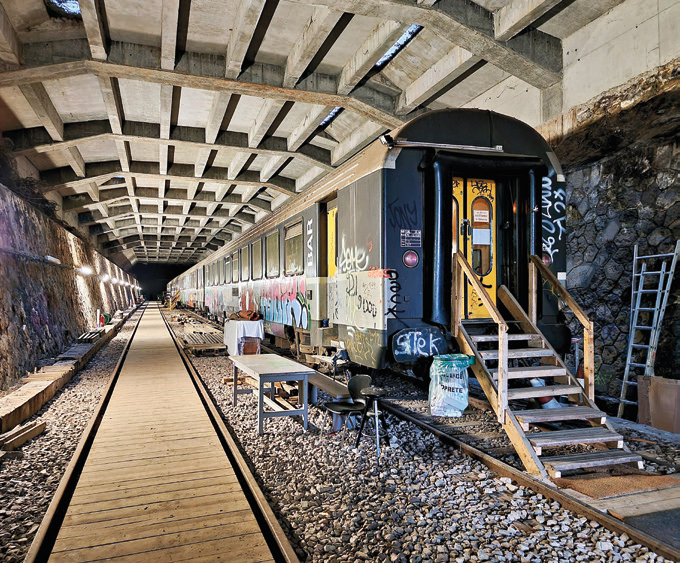 Petite Ceinture. Dans le XIIIᵉ arrondissement, un incendie détruit des voitures Corail 2 Les voitures Corail en 2021, dans la galerie qui les protègeait de la pluie.