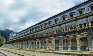 Au cœur des Pyrénées, à la frontière entre la France et l’Espagne, la monumentale gare de Canfranc en Aragon a été inaugurée en 1928. Vouée à un destin international – l’Espagne voulant être reliée au reste de l’Europe – elle n’a été exploitée qu’une cinquantaine d’années. Aujourd’hui, elle connaît une seconde vie. © Anne Jeantet-Leclerc/Photorail/LVDR