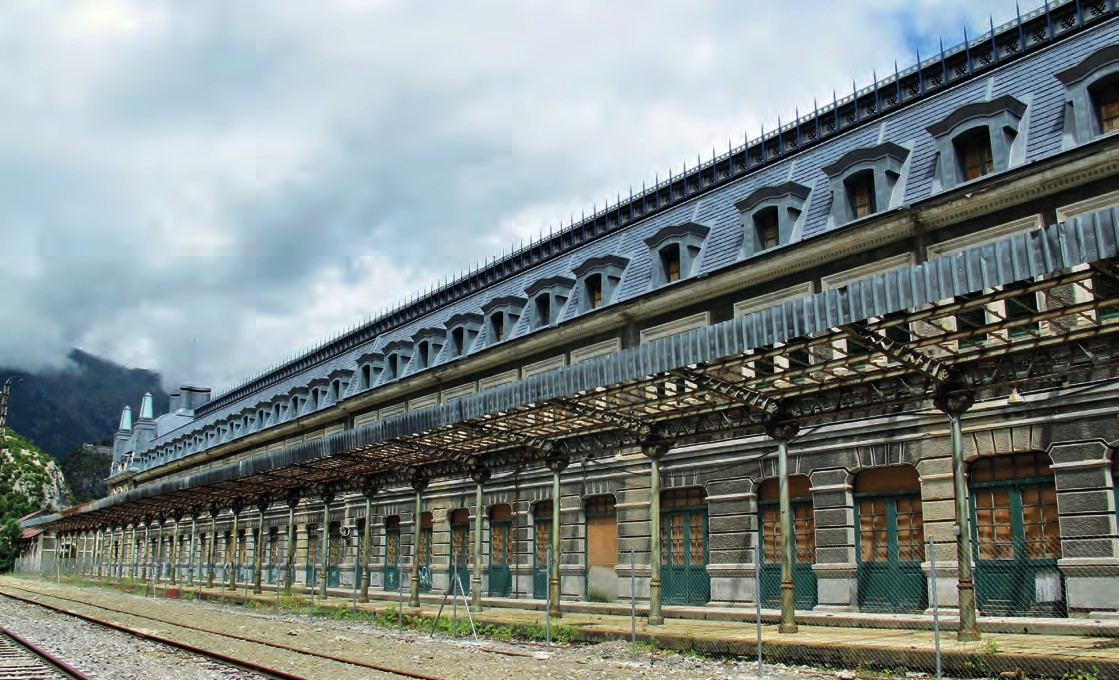 Patrimoine. En Espagne, le destin contrarié de la gare internationale de Canfranc 1 Au cœur des Pyrénées, à la frontière entre la France et l’Espagne, la monumentale gare de Canfranc en Aragon a été inaugurée en 1928. Vouée à un destin international – l’Espagne voulant être reliée au reste de l’Europe – elle n’a été exploitée qu’une cinquantaine d’années. Aujourd’hui, elle connaît une seconde vie. © Anne Jeantet-Leclerc/Photorail/LVDR