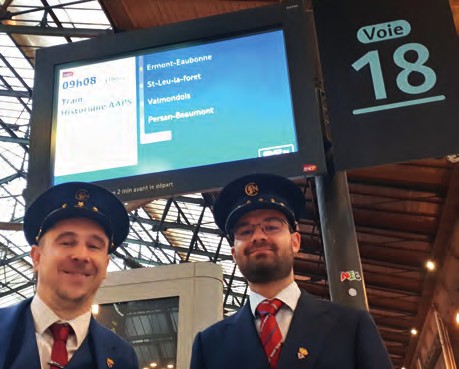 « Bienvenue à bord du Train de la Frite… Attention au départ ! » 5 En tête du quai n° 18, Vincent et Mattéo accueillent les passagers. © Photos Anne Jeantet-Leclerc/Photorail/LVDR